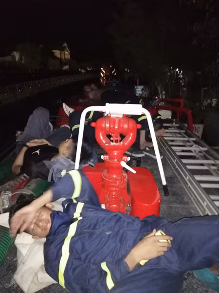 Xúc động những hình ảnh lính cứu hỏa sau khi chiến thắng "giặc" lửa ảnh 9