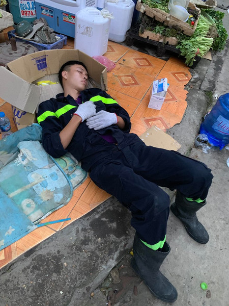 Xúc động những hình ảnh lính cứu hỏa sau khi chiến thắng "giặc" lửa ảnh 2