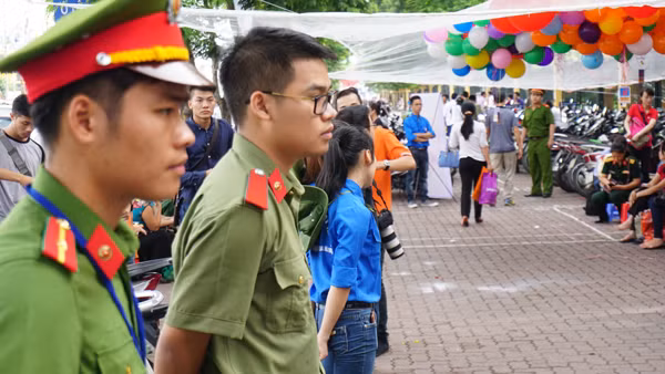 Công an quận Hai Bà Trưng trông xe miễn phí phục vụ các thí sinh ảnh 3