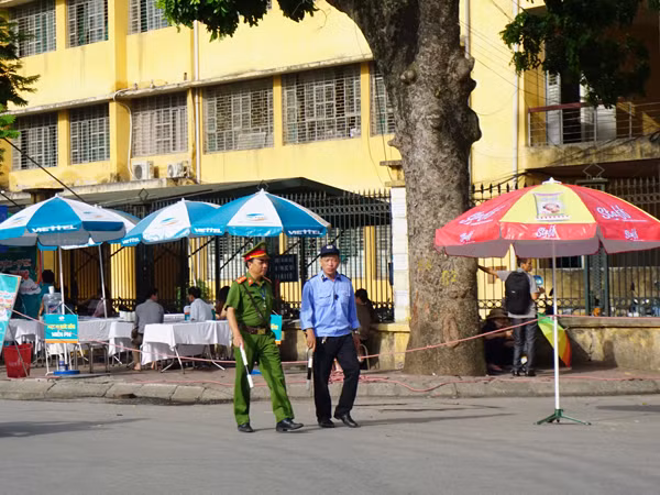 Công an quận Hai Bà Trưng trông xe miễn phí phục vụ các thí sinh ảnh 1