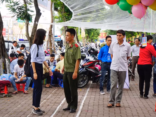 Công an quận Hai Bà Trưng trông xe miễn phí phục vụ các thí sinh ảnh 4