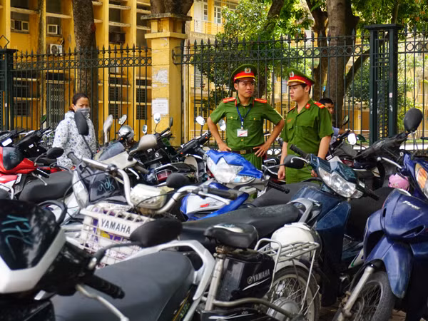 Công an quận Hai Bà Trưng trông xe miễn phí phục vụ các thí sinh ảnh 10
