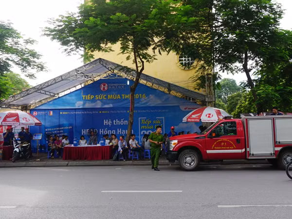 Công an quận Hai Bà Trưng trông xe miễn phí phục vụ các thí sinh ảnh 8