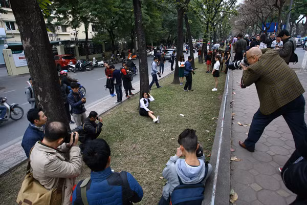 'Hot girl' Hà Nội đổ dồn về 'studio' Kim Mã, mùa cây thay lá ảnh 10