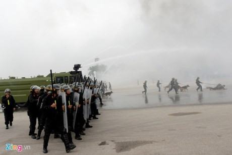 Dàn xe chống khủng bố tham gia bảo vệ Đại hội Đảng