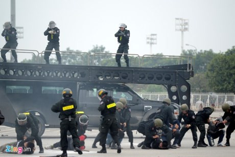 Dàn xe chống khủng bố tham gia bảo vệ Đại hội Đảng