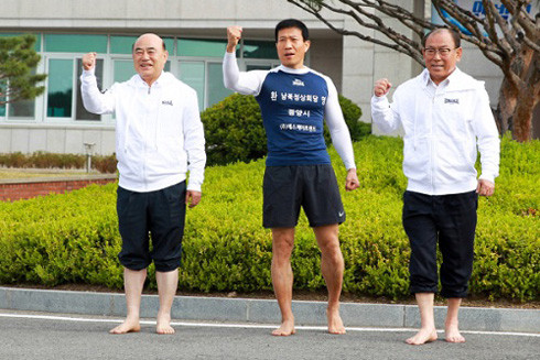 Người đàn ông chân đất chạy 427 km mừng hội nghị liên Triều ảnh 1