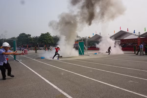 Những khoảnh khắc xử lý nhanh trong cuộc thi chữa cháy ảnh 11