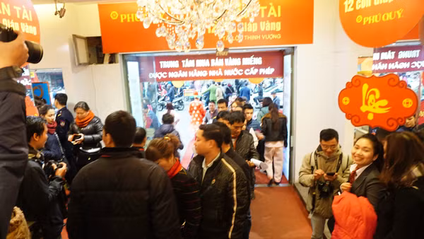 Phân luồng giao thông, đảm bảo an ninh trật tự ngày "Thần tài" ảnh 9