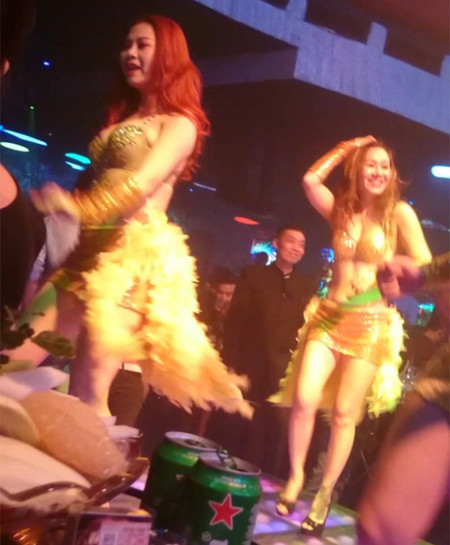 Trong thế giới “múa mồi”: Nụ cười và nước mắt...(2) ảnh 2