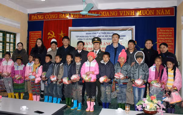 Mang áo ấm lên bản vùng cao giữa những ngày rét hại kỷ lục ảnh 16