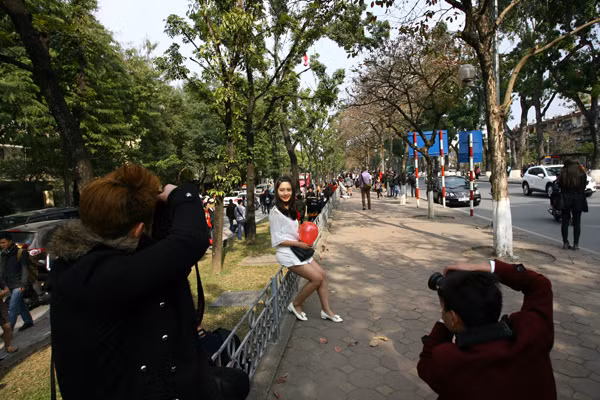 'Hot girl' Hà Nội đổ dồn về 'studio' Kim Mã, mùa cây thay lá ảnh 4