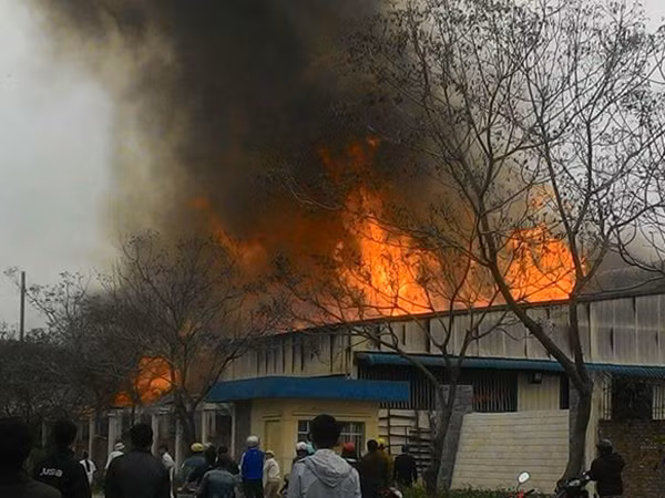 Trên 2.000 m2 nhà xưởng bị thiêu rụi tại khu công nghiệp Quế Võ, Bắc Ninh ảnh 1