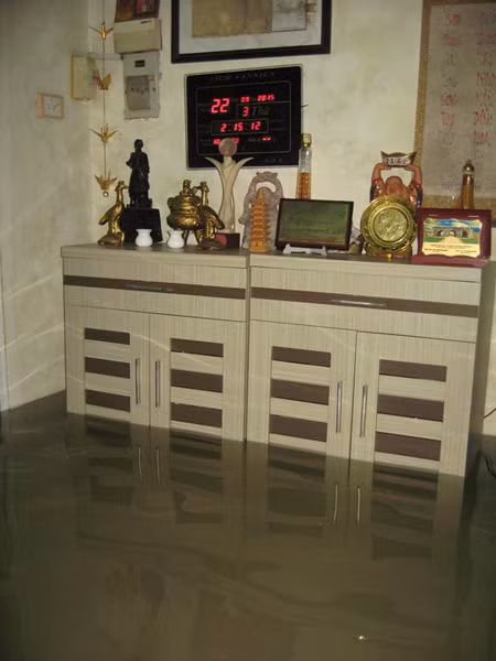 Nước ào vào nhà giữa đêm khuya, người dân Hà Nội nháo nhào chạy đồ đạc ảnh 6