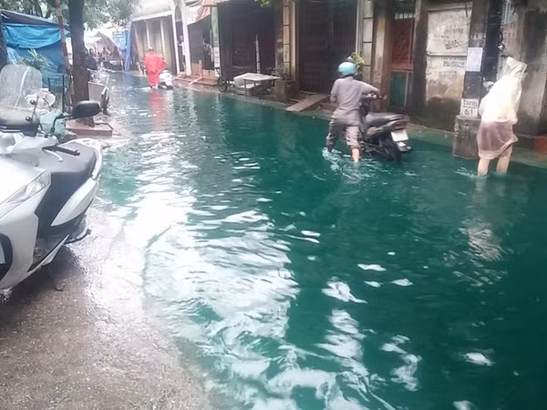 Nước ào vào nhà giữa đêm khuya, người dân Hà Nội nháo nhào chạy đồ đạc ảnh 9