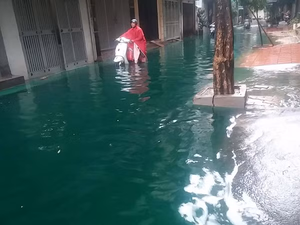 Nước ào vào nhà giữa đêm khuya, người dân Hà Nội nháo nhào chạy đồ đạc ảnh 10