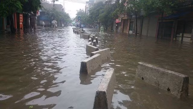 Nước ào vào nhà giữa đêm khuya, người dân Hà Nội nháo nhào chạy đồ đạc ảnh 3