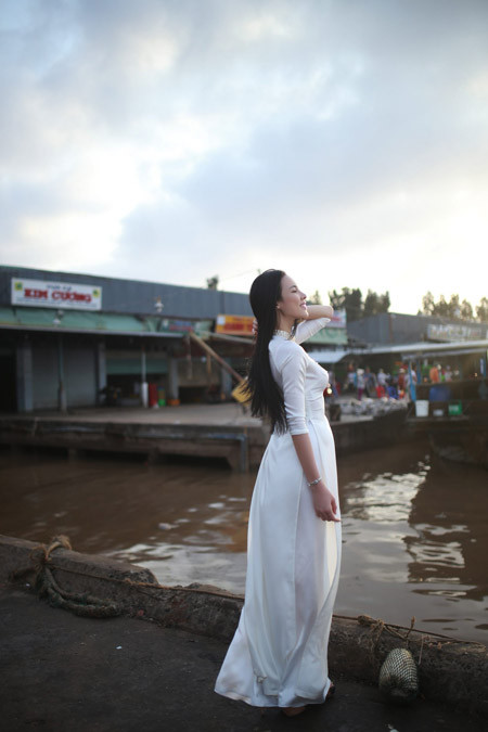 Á khôi Lệ Quyên dịu dàng khoe sắc trên bến cảng quê hương ảnh 10