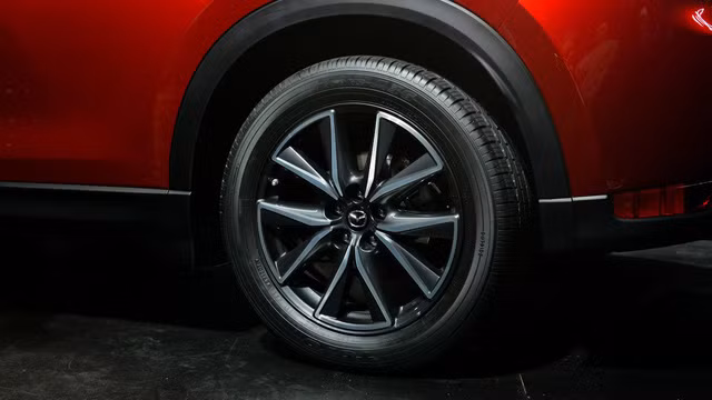  Thiết kế bên sườn của Mazda CX-5 thế hệ mới gần như không thay đổi so với trước, trừ viền cửa sổ mạ crôm. 