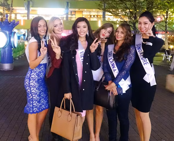 Thúy Vân rạng rỡ khoe sắc cùng các thí sinh Hoa hậu Quốc tế 2015 ảnh 4