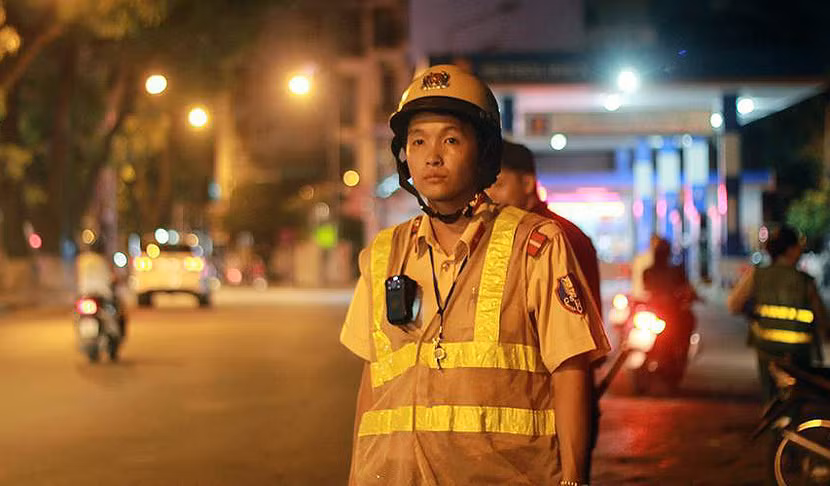 Cán bộ, chiến sĩ tổ công tác 141 sẽ đeo chiếc camera giám sát trước ngực khi làm nhiệm vụ.