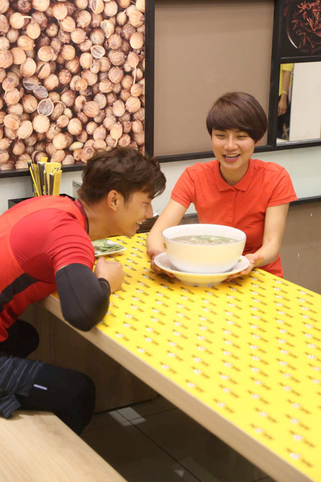 Thí sinh Cuộc đua kỳ thú "phồng mồm, trợn mắt" ăn bát phở dành cho 4 người ảnh 2