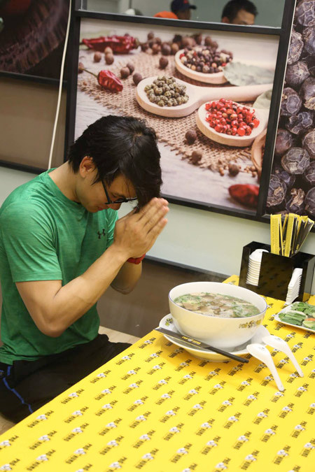 Thí sinh Cuộc đua kỳ thú "phồng mồm, trợn mắt" ăn bát phở dành cho 4 người ảnh 11