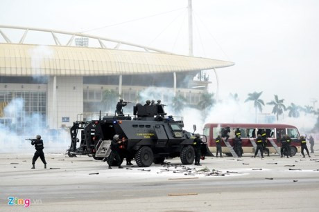 Dàn xe chống khủng bố tham gia bảo vệ Đại hội Đảng