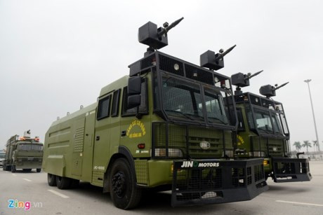 Dàn xe chống khủng bố tham gia bảo vệ Đại hội Đảng