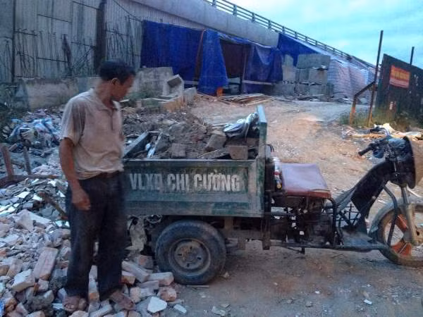 Xử lý mạnh tay với nạn đổ trộm phế thải ra nơi công cộng ảnh 2