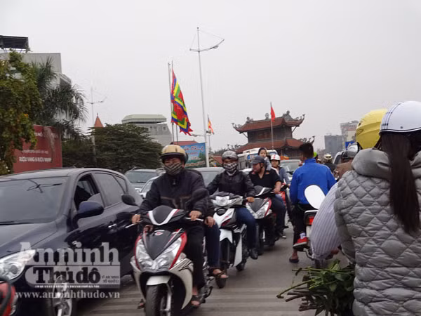 Đổ xô đi mua hoa giá rẻ gây ùn tắc cục bộ trên đường Âu Cơ ảnh 20