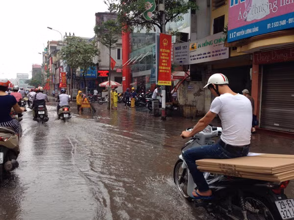 Hà Nội: Hàng loạt "xế hộp" bị nhấn chìm trong biển nước, giao thông bị ùn tắc cục bộ ảnh 13