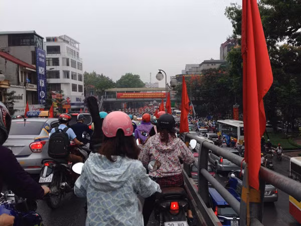 Hà Nội: Hàng loạt "xế hộp" bị nhấn chìm trong biển nước, giao thông bị ùn tắc cục bộ ảnh 20