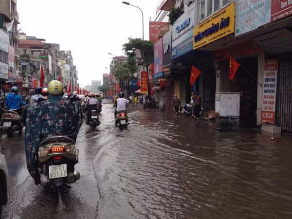 Hà Nội: Hàng loạt "xế hộp" bị nhấn chìm trong biển nước, giao thông bị ùn tắc cục bộ ảnh 14