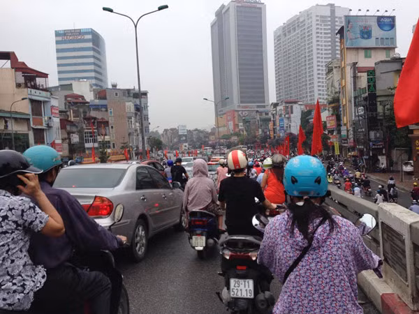 Hà Nội: Hàng loạt "xế hộp" bị nhấn chìm trong biển nước, giao thông bị ùn tắc cục bộ ảnh 21