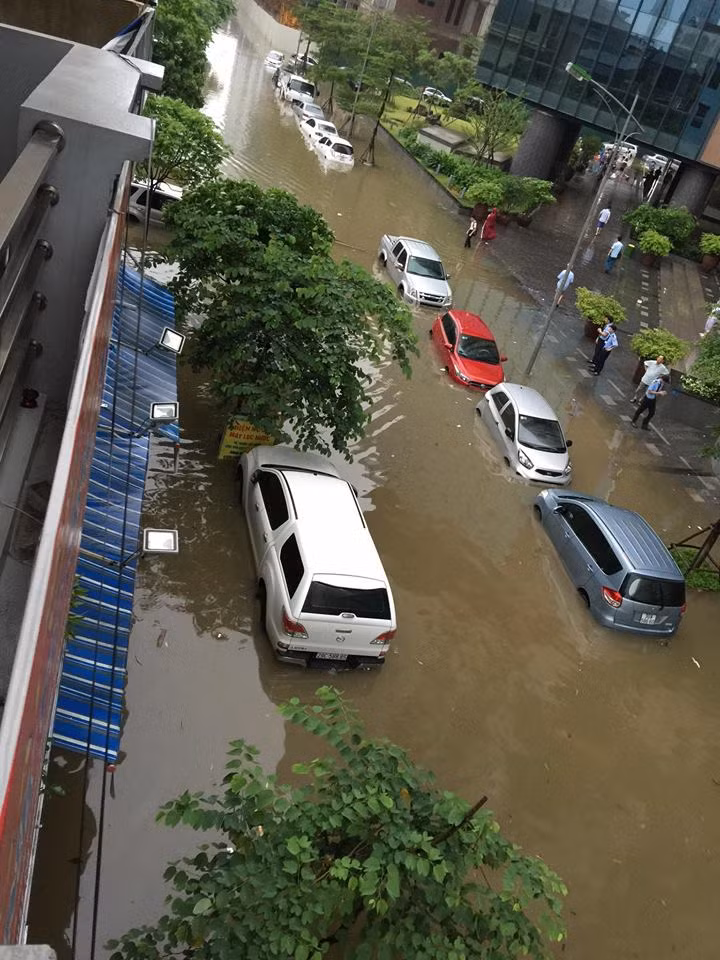 Hà Nội: Hàng loạt "xế hộp" bị nhấn chìm trong biển nước, giao thông bị ùn tắc cục bộ ảnh 1