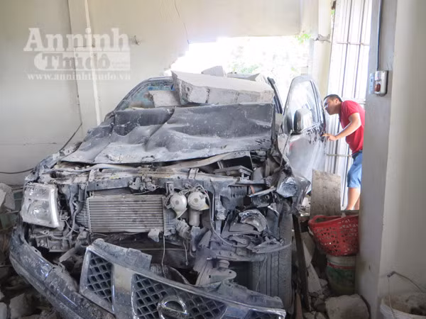 Xe bán tải đâm sập nhà dân, lái xe cố tháo biển số trước khi nhập viện ảnh 2