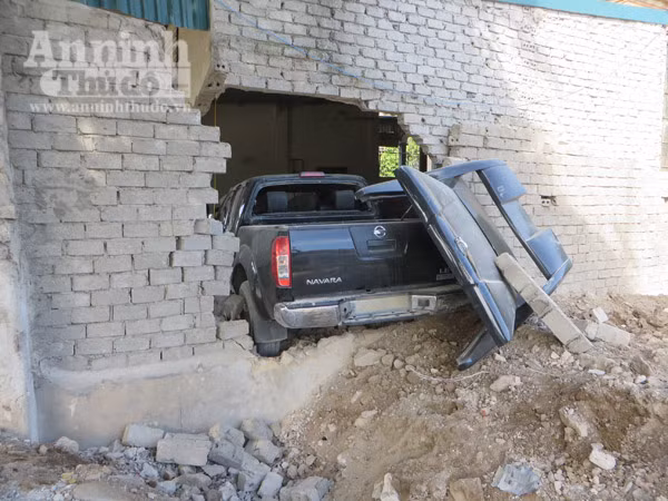 Xe bán tải đâm sập nhà dân, lái xe cố tháo biển số trước khi nhập viện ảnh 1