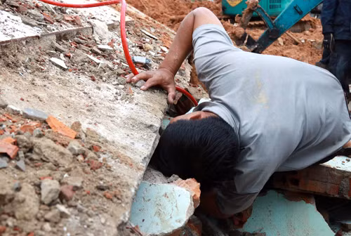 Sạt lở vùi 10 căn nhà ở Nha Trang, ít nhất 2 người chết ảnh 3 Người chồng xông vào hiện trường tìm kiếm vợ con. Ảnh: Xuân Ngọc