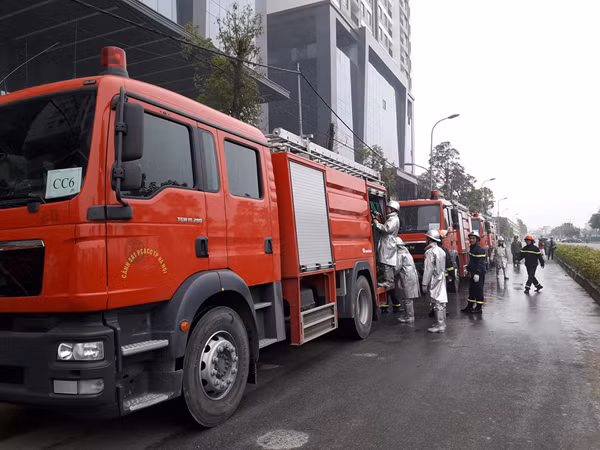 Diễn tập chữa cháy, cứu nạn người mắc kẹt trên tòa nhà cao tầng ở quận Bắc Từ Liêm ảnh 3