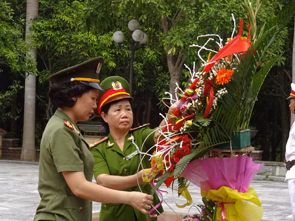 Phụ nữ Cụm thi đua số 3 CATP Hà Nội về nguồn báo công dâng Bác ảnh 7