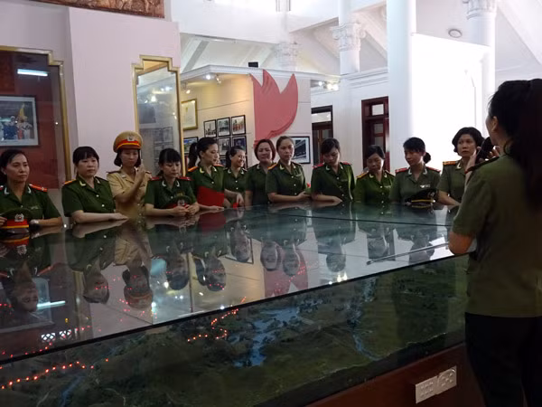 Phụ nữ Cụm thi đua số 3 CATP Hà Nội về nguồn báo công dâng Bác ảnh 8