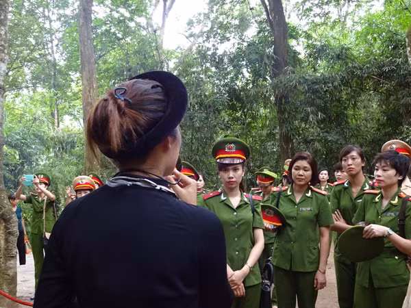 Phụ nữ Cụm thi đua số 3 CATP Hà Nội về nguồn báo công dâng Bác ảnh 3