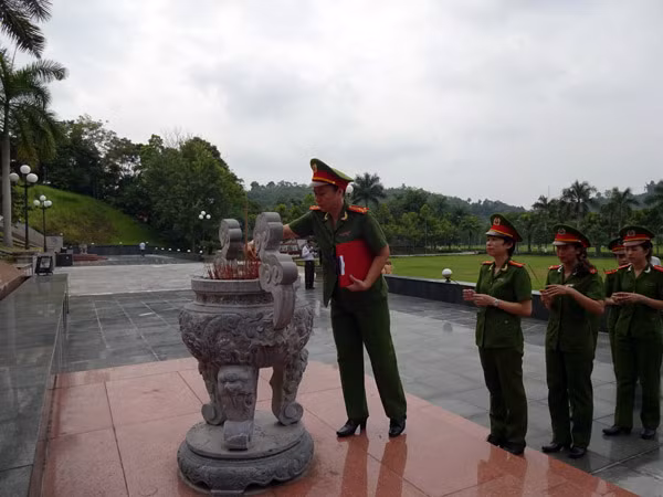 Phụ nữ Cụm thi đua số 3 CATP Hà Nội về nguồn báo công dâng Bác ảnh 5