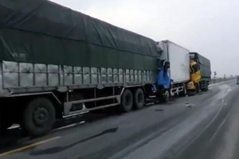 Tai nạn liên hoàn trên quốc lộ 1A, 3 chiếc xe tải dính chặt vào nhau ảnh 1