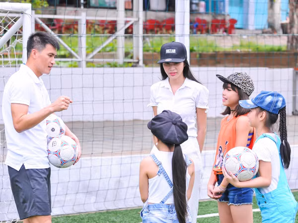 Thủy Tiên "ép" Công Vinh chơi bóng với trò cưng ảnh 1