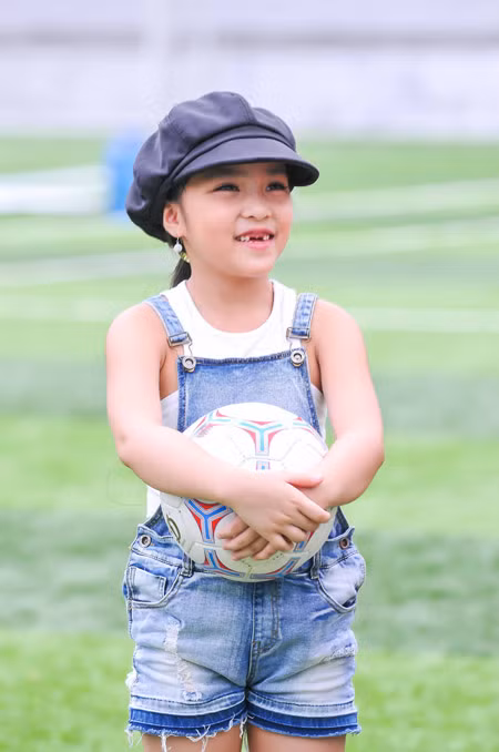 Thủy Tiên "ép" Công Vinh chơi bóng với trò cưng ảnh 8