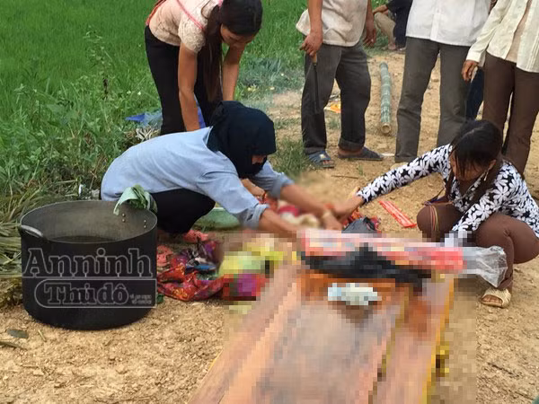 Vụ sát hại 4 người ở Yên Bái: Mẹ của nghi phạm bịt kín mặt tới khâm liệm cho nạn nhân ảnh 1