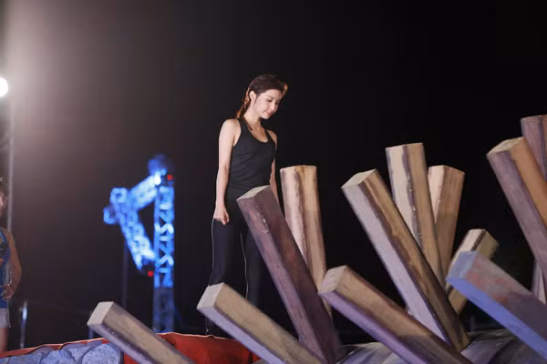 Nhã Phương đọ sức cùng Diễm My 9x trong gameshow "nguy hiểm" Sasuke ảnh 6