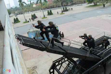 Dàn xe chống khủng bố tham gia bảo vệ Đại hội Đảng